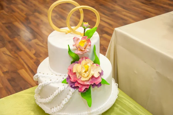 Décorer un gâteau de mariage — Photo
