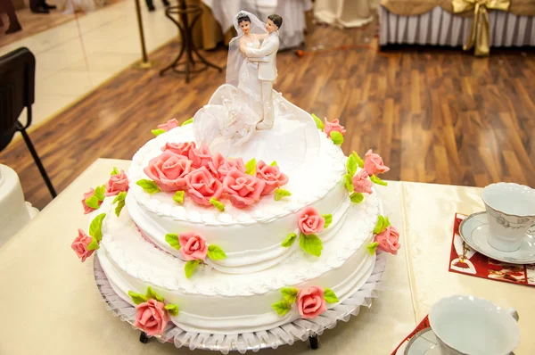 Dekoration einer Hochzeitstorte — Stockfoto