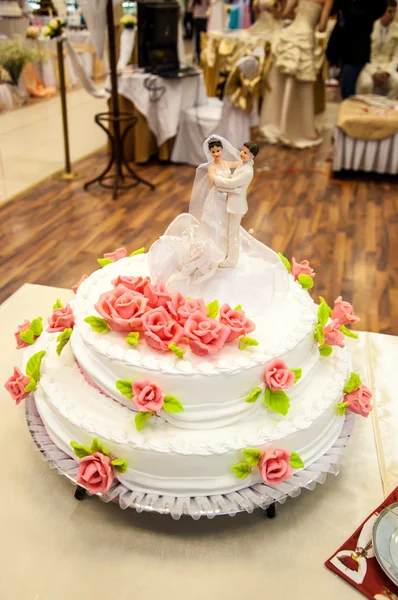 Dekorowanie tort weselny — Zdjęcie stockowe