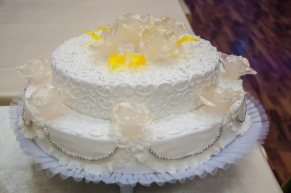 Decorar un pastel de boda — Foto de Stock