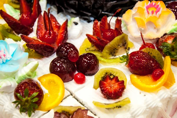 Decorating a wedding cake — Stock Photo, Image