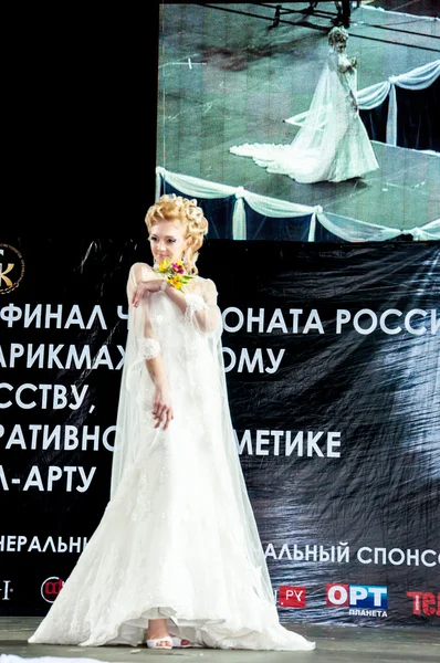 Contestant on the catwalk — Stock Photo, Image