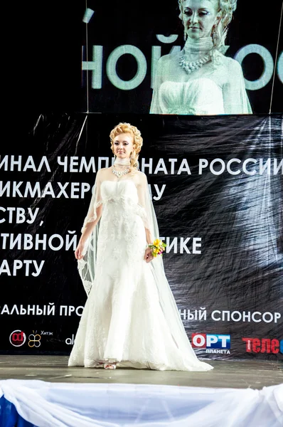 Contestant on the catwalk — Stock Photo, Image