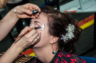 Makyöz makyaj kız getirmek.