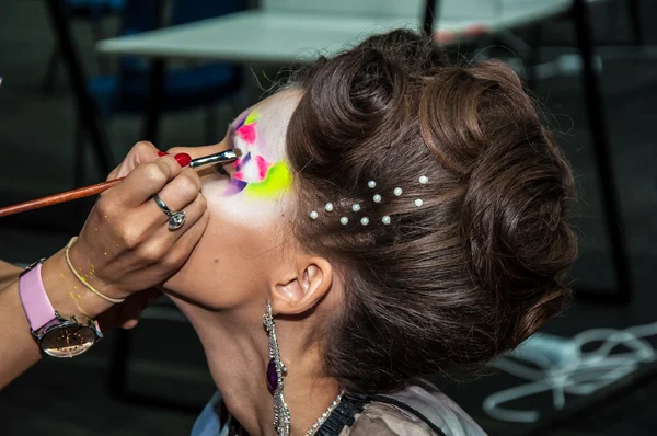 Maquillaje artista traer maquillaje chica . — Foto de Stock