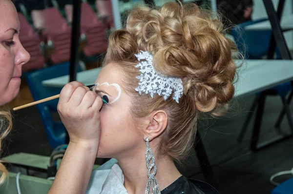 Maquillaje artista traer maquillaje chica . — Foto de Stock