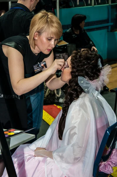 Maquillaje artista traer maquillaje chica . — Foto de Stock