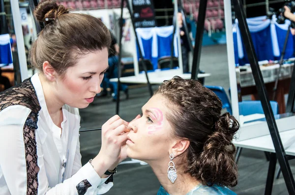 Maquillaje artista traer maquillaje chica . — Foto de Stock