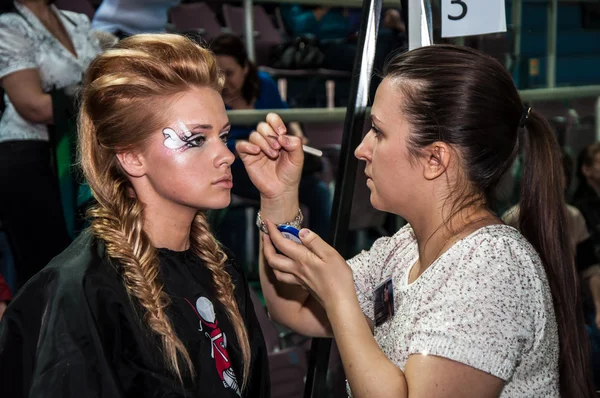 Maquillaje artista traer maquillaje chica . — Foto de Stock