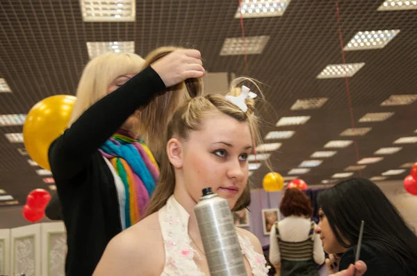 Chica en un salón de belleza haciendo peinado . —  Fotos de Stock
