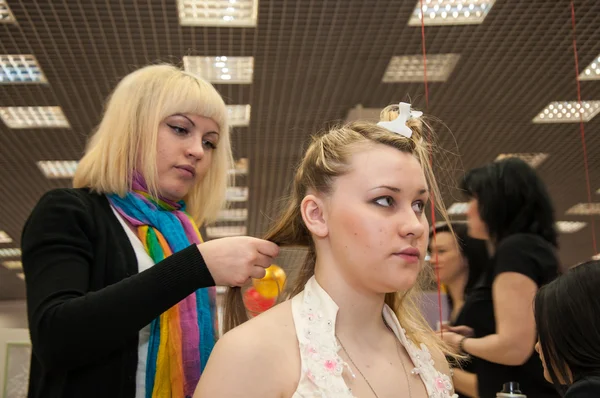Mädchen in einem Schönheitssalon macht Frisur. — Stockfoto