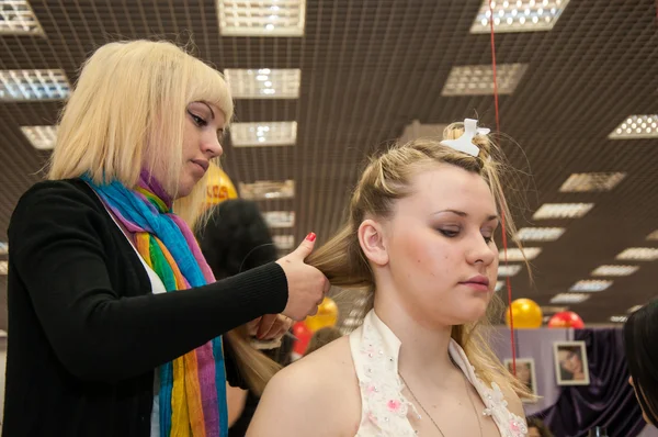 Chica en un salón de belleza haciendo peinado . — Foto de Stock