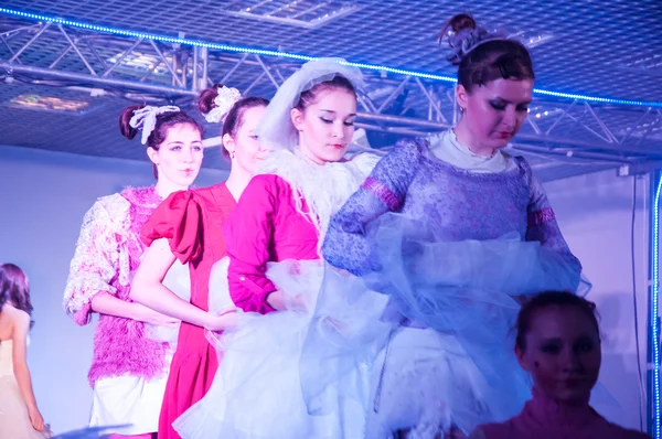 A menina nas noivas da competição — Fotografia de Stock