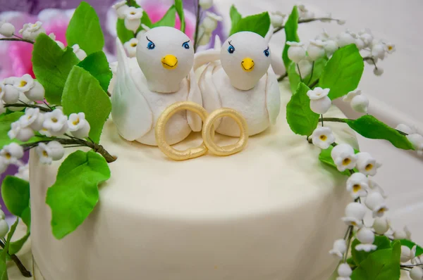 Dekorowanie tort weselny. — Zdjęcie stockowe