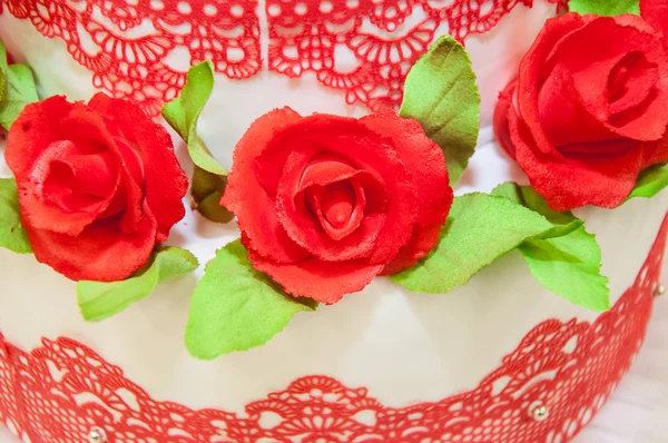 Décorer un gâteau de mariage . — Photo