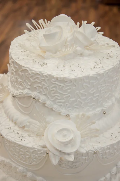 Een wedding cake versieren. — Stockfoto