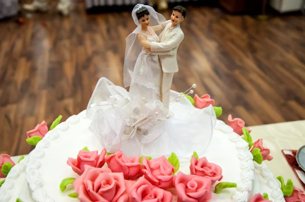 Een wedding cake versieren. — Stockfoto