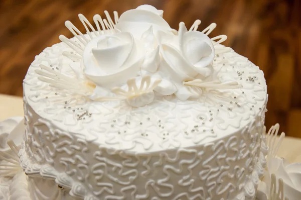 Decorating a wedding cake. — Stock Photo, Image