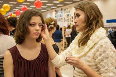 Makyöz makyaj kız getirmek.