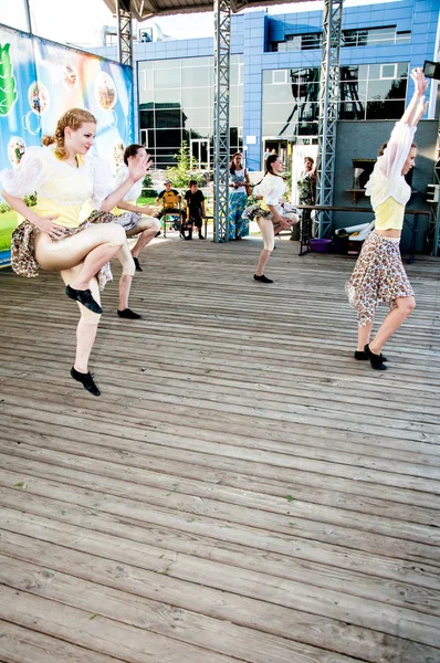 Flickor dans på ivan kupala semester — Stockfoto