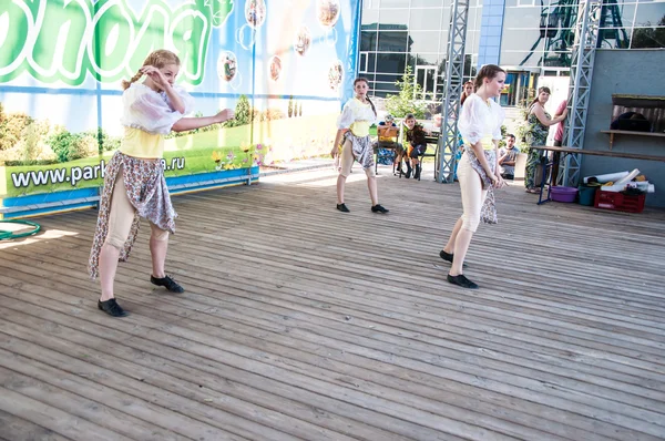 Girls dance on the holiday of Ivan Kupala — Stock Photo, Image