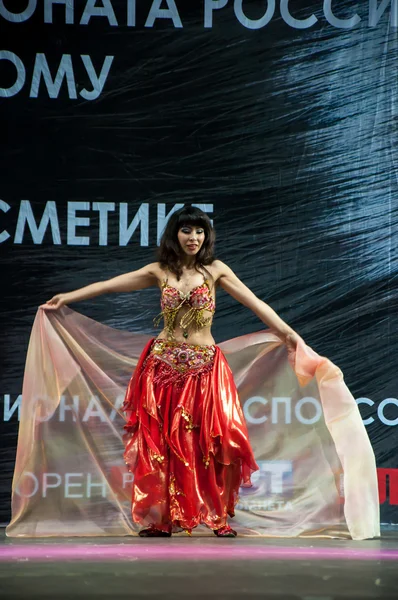 Het meisje met de sjaal dansen op de catwalk. — Stockfoto