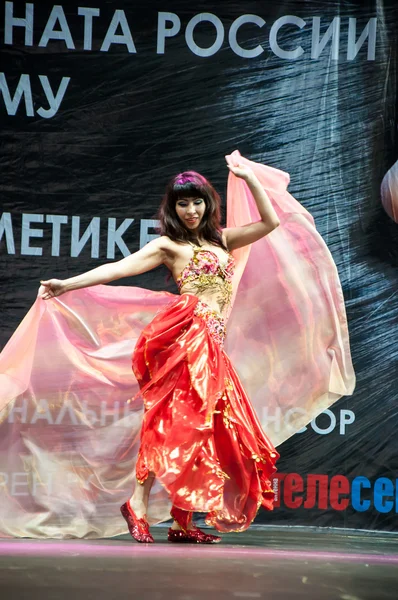 Flickan med halsduk danserna på catwalken. — Stockfoto