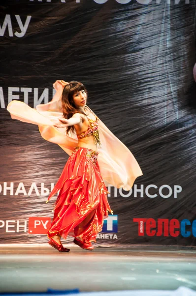 La fille avec l'écharpe danse sur le podium . — Photo