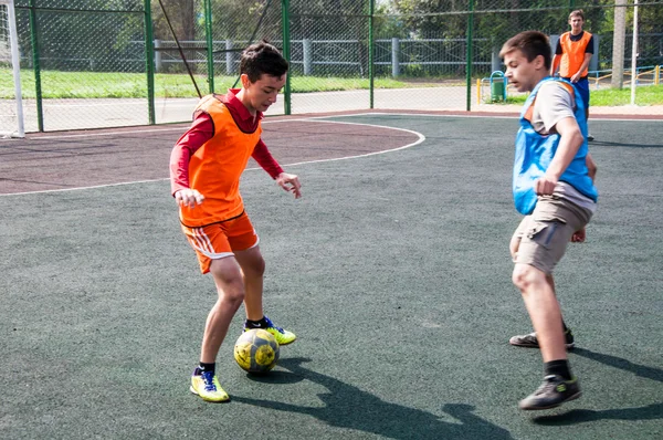 Turniej mini piłki nożnej szkolnych drużyn — Zdjęcie stockowe