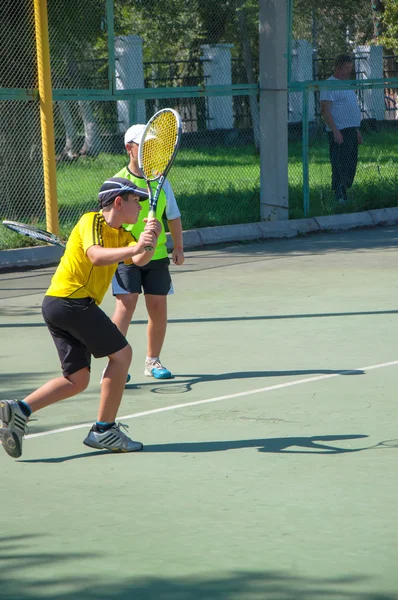 Campeonato de tenis entre Juniors —  Fotos de Stock