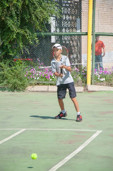 Campeonato de tenis entre Juniors —  Fotos de Stock