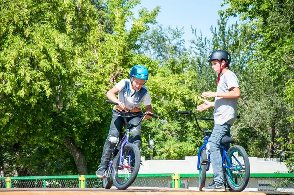Aficionados al entrenamiento de trial en bicicleta —  Fotos de Stock