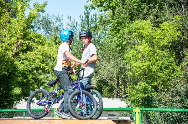 Aficionados al entrenamiento de trial en bicicleta — Foto de Stock