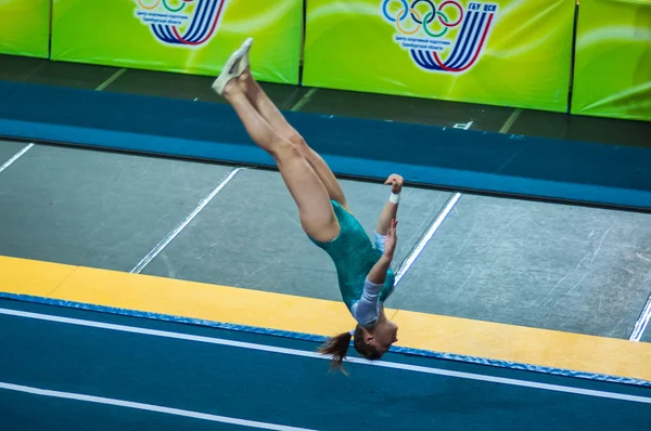 A lány a akrobatikus pályán — Stock Fotó