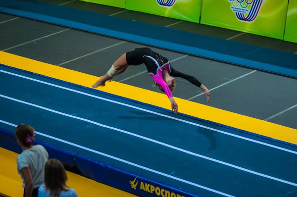 La chica en la pista acrobática — Foto de Stock