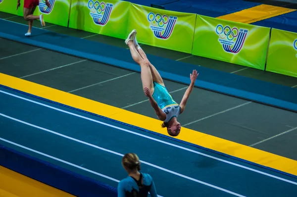 The girl on the acrobatic track — Stock Photo, Image