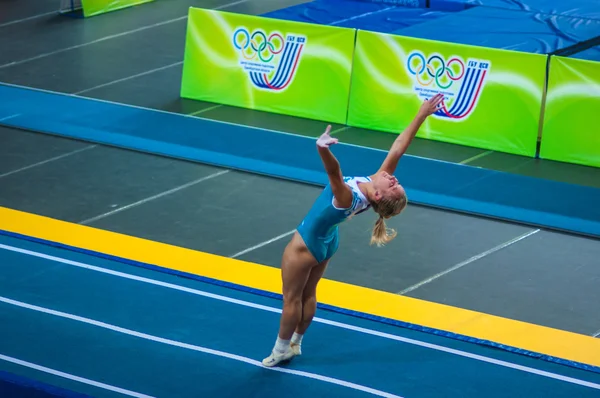 La chica en la pista acrobática — Foto de Stock