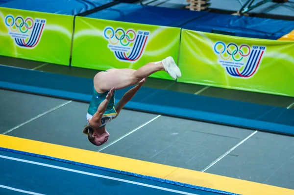 The girl on the acrobatic track — Stock Photo, Image