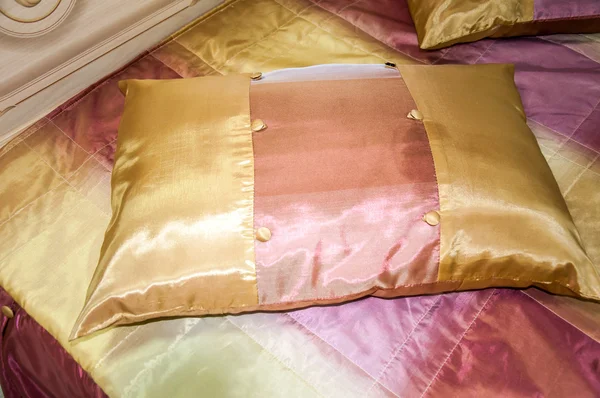 Подушка на кровати — стоковое фото