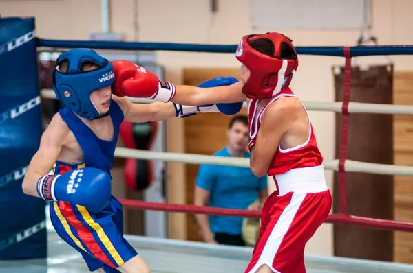 Соревнования по боксу среди юниоров — стоковое фото