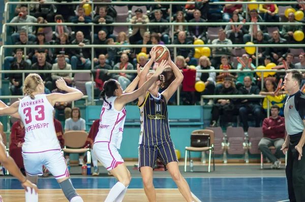 Competitions Basketball among girls — Stock Photo, Image