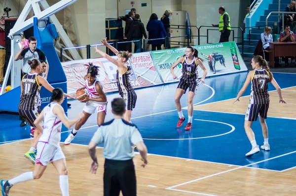 Competitions Basketball among girls — Stock Photo, Image