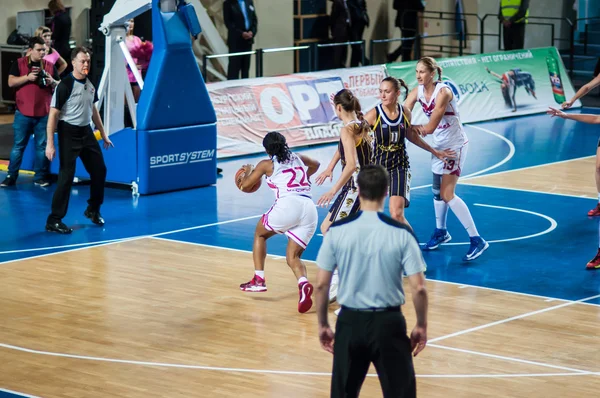 kızlar arasında yarışmalar basketbol