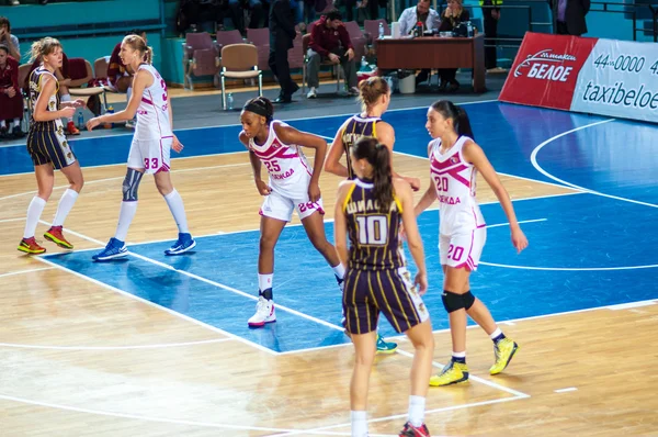 Wedstrijden basketbal onder meisjes — Stockfoto