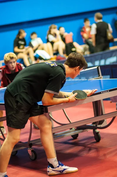 Jouer au ping-pong — Photo