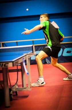 erkekler arasında ping pong oynamak