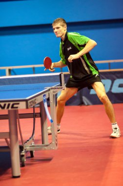 erkekler arasında ping pong oynamak