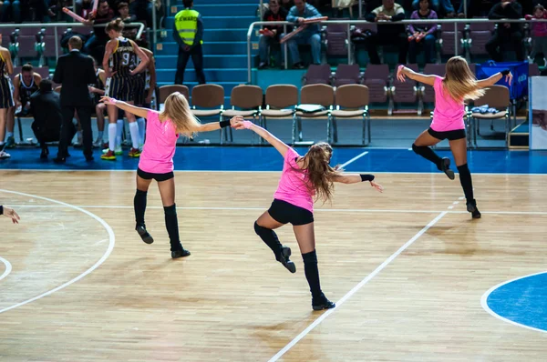 Chica animadora del equipo de apoyo de su equipo de baloncesto favorito — Foto de Stock