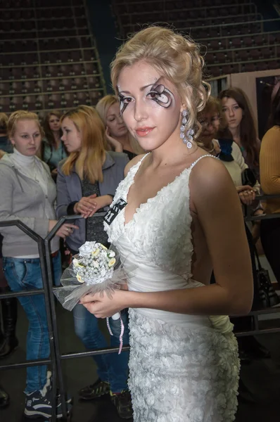 Ungewöhnliches Make-up, wenn Schönheit auf Kunst trifft. Kandidatin auf dekorativem Make-up für die Augen. — Stockfoto