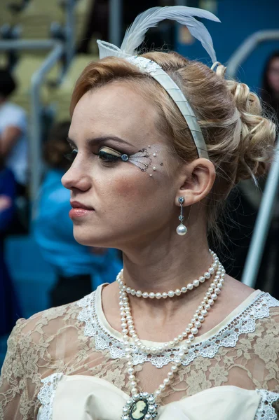 Ungewöhnliches Make-up, wenn Schönheit auf Kunst trifft. Kandidatin auf dekorativem Make-up für die Augen. — Stockfoto